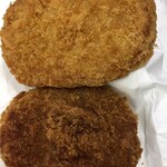 ますだや - 上が男爵コロッケ、下がカレーコロッケ