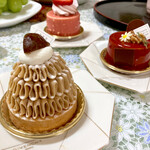 Purieru Honten - 購入したケーキを皿に並べて