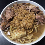 夢を語れ - 「ラーメン」（300グラム、野菜拔き、カラメ、ニンニク、900圓）、「豚増し」（2枚、300圓）。