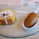 メゾン ドゥ アッシュ - 栗の入ったロールケーキとキャラメル入りアイス