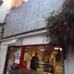 ママタルト - 2012  初訪問時、外から、最後の１本のバゲットがあるのが見えます♪