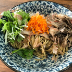 ラーメン イッケン - 水菜、しめじの炒め物、ニンジン、豚バラチャーシューが乗ります！