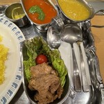 カレーレストラン シバ - 手前がコルマラム、奥が左からカチュンパ、ベジタブルカレー、ダールスープ