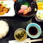 いけす漁場 - 日替ランチ、かますフライとイカリング。刺身盛·茶碗蒸し付きで1000円。