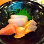 Ikesu Gyoba - 刺身盛。ハマチ·サーモン·中トロ·赤貝でしょうか？