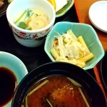 Ikesu Gyoba - 茶碗蒸し、小鉢、味噌汁、デザートのオレンジ。