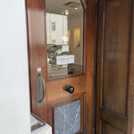 パティスリー・パリセヴェイユ - 店舗壁沿いに並んで待つと店内から呼ばれて入店。イートインスペース空いててラッキーでした。