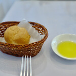 ヴァッカロッサ - パンとオリーブオイル。