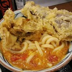 Marugame Seimen - 麺も上に上げて天ぷらも乗せると、うわぁ～食えるかな？