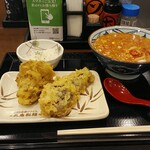 丸亀製麺 - トマたまカレーうどん＆二種類の天ぷら