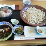 Shokusai Shubou Wagokoro - 日替わりランチの海鮮丼と地粉の肉汁うどん