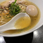 Japanese Soba Noodles 蔦 - 鶏、アサリ、魚介のリッチな出汁
