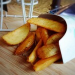 クレープアンドカフェ ヴァーチュ - ハーブソルトポテトのアップ。
      そのままでも美味しいですしマスタードやケチャップをかけても美味！