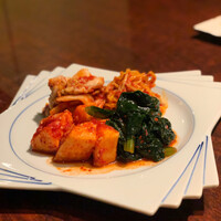 黒毛和牛焼肉 虎斑 北新地店 - キムチ盛合せ