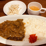 Yappari Suteki - 牛すじカレー＝７５０円
                        サラダ スープはセルフコーナーから