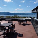 Kurasuwa Resutoran - 食事が終わって、3階のテラス席に行ってみました。
      諏訪湖を一望できるテラス席。
      ここで諏訪湖の花火大会見れたら最高でしょうね！
      
      この日は暑かったけれど
      涼しい季節には良さそうです♪(*´∇｀*)