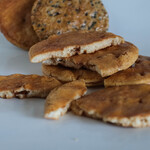 いりむら - "生醬油煎餠（きじやうゆせん遍゛以）"、斷面（きりくち）