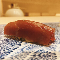 鮨 さえ喜 - マグロの赤身漬け（天身の部分）