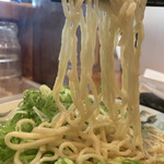 中華蕎麦 春馬 - かた茹での麺をリフト⤴️