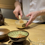 温石 - 店主が美しい所作で茶を立てます