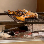 温石 - 炭火に炙られ暴れだす伊勢海老