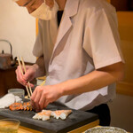 温石 - 殻から剥がされる伊勢海老