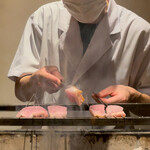 温石 - 炭火で金目鯛の松笠焼き