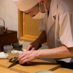 温石 - 八幡巻を切る