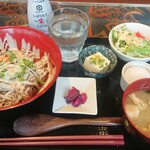 男前料理と五島列島直送の魚　神楽坂はずれ　無花果 - 鰹とアボカドのマヨポン丼¥900-