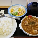Matsuya - マッサマンカレー大盛、サラダ付き