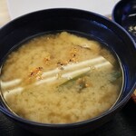 Matsuya - 味噌汁には七味唐辛子を加える