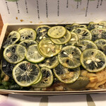 海苔弁 いちのや 靖国通り本店 - 1500円の方。海苔の上のすだちが圧巻のビジュアル！