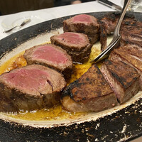 Empire Steak House Roppongi - 左：シャトーブリアン、右：サーロイン