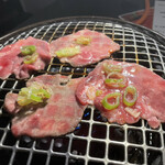 焼肉 神宮 - 旨味脂が浮き出てる！