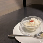 焼肉 神宮 - とろける濃厚杏仁豆腐　※店舗自信作！