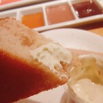 六覺燈 - 自家製パン 自家製クリームをつけて