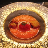 うなぎ時任 - 夏野菜のガスパチョ
                    両サイドに揚げた鰻、真ん中は帆立、トマト。
