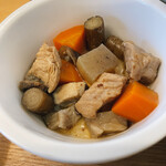 レストラン旬菜 - 小鉢は根菜と鶏肉の煮物