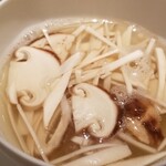 蒼 - ①鱧のコンソメスープ、松茸仕立て
      産卵期は春~初秋、旬は包卵する初夏~初秋と脂がのる晩秋
      1.5kg以上の鱧は特別に脂がのり、弾力も抜群で美味しいので骨切りしない食べ方に抜群に合う