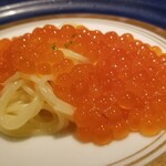 蒼 - ②蛤(千葉県銚子産)出汁の冷製フェデリーニ、新イクラ掛け
      蛤出汁の冷製フェデリーニ、蛤出汁の透明感ある旨みを絡めた極上の仕上がり
      新イクラ無しでも完成度は抜群