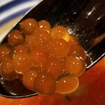 蒼 - ②新イクラ(北海道知床産、5分ヅケ)掛け
      船上放血神経〆した白鮭から取り出した超新鮮な筋子を解して5分ヅケにした新イクラ
      生臭さ皆無だし、卵の膜が軟らかくも弾力があり、円やかなコクを存分に楽しめました