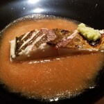 蒼 - ③炭火焼き縞鯵をレモングラス&藁で燻したもの、トマト&シャンパーニュビネガーのスープ
      縞鰺は身の厚い部分はレアさを残し、薄い部分には芳ばしさを感じる仕上げ
      この火入れのグラデーションが素晴らしかった