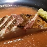 蒼 - ③炭火焼き縞鯵(和歌山県串本産、1.5kg、1日寝かせ)(備長炭使用)をレモングラス&藁で燻したもの
      食材も仕入れも◯なのにもう1手間掛ける変態ぶり、レモングラスと藁で燻した薫りが食欲をそそる