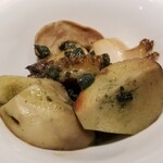 蒼 - ⑥黒鮑(千葉県大原産、600g)とポルチーニ茸の作り立て自家製バターのソテー、黒鮑の肝添え
      黒鮑とポルチーニ茸、一瞬どっちがどっち？と思いましたが、この組み合わせは良く合います