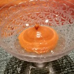 蒼 - ⑧パプリカ(岐阜県飛騨高山産・東農園)のムース、フルーツトマトのジュレ添え
      可愛らしいルックスがgood♪
      2時間焦がさない様に火入れしたパプリカに塩&醤油&ビネガー、生クリームを加えてます