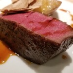 蒼 - ⑪炭火焼き但馬玄
      訪問直後から休ませつつじっくり火入れ、レアな火入れだが近江牛も松阪牛も牛のエグミを感じて個人的に合わないので、お肉は卒業したつもりでしたが、久しぶりに美味しいお肉と出会えて感激