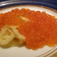 蒼 - ②蛤(千葉県銚子産)出汁の冷製フェデリーニ、新イクラ掛け
                      蛤出汁の冷製フェデリーニ、蛤出汁の透明感ある旨みを絡めた極上の仕上がり
                      新イクラ無しでも完成度は抜群