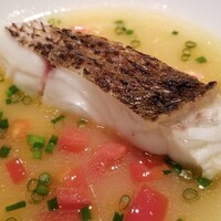 蒼 - ⑨炭火焼き真鯛のアクアパッツァ
                    スープは真鯛の骨出汁ベースで臭みがゼロ、透き通る旨みに黙々と食す
                    真鯛は臭みが残り易いので1度焼いている？もし洗いだけなら処置はとても丁寧なハズ