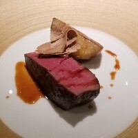 蒼 - ⑪炭火焼き但馬玄(たじまぐろ、最上級の但馬牛、兵庫県但馬産、(株)上田畜産)のシャトーブリアンステーキ、但馬玄のリブロース仕立てのジュのソース掛け、北あかりの自家製バターソテー添え、白トリュフ載せ