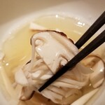 蒼 - ①鱧のコンソメスープ、松茸(福島県久慈産)仕立て
      鱧のお出汁と松茸は超定番の組み合わせだが、鱧のコンソメスープが松茸にジャストミート
      松茸の薫りに秋の訪れを実感します